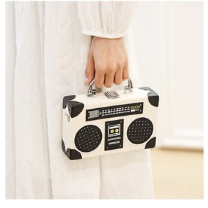Bolso de mano con forma de radio retro para mujer, novedoso bolso cruzado de PU con asa superior para fiestas y uso diario. - Product Image 2
