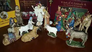 थोक कस्टम घर सजावट polyresin कैथोलिक धार्मिक पवित्र परिवार प्रतिमा क्रिसमस पालना जन्म सेट
