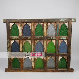 Panneau mural vintage en bois récupéré, avec cadre en treillis multi-grilles en verre texturé multicolore, fait main - Product Image 2