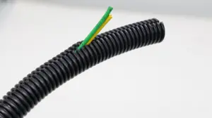 Tubo de conducto flexible de conducto corrugado eléctrico abierto de color negro