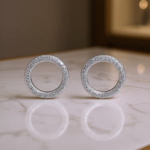 E1269 Orecchini in oro bianco con diamanti, taglio rotondo brillante, colore D, stile classico da donna - Product Image 2