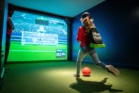 Simulateur de football interactif d'intérieur 800fps avec écran tactile laser mural pour la maison ou l'école