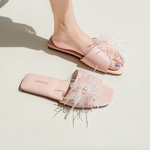 Sandales d'été pour femmes en cuir PU style français avec fleurs en plumes, semelle en caoutchouc antidérapante, pour l'intérieur - Product Image 3
