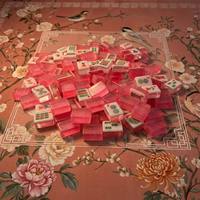 Ensemble de 160 tuiles de mahjong en acrylique transparent scintillant rose moderne à 2 couches, jeu de société à motifs chinois traditionnels