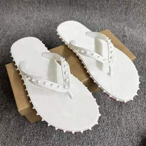 Chaussures de créateurs de luxe, tongs de plage, pantoufles pour hommes et femmes, pantoufles plates à semelle rouge de haute qualité, chaussures légères pour l'extérieur - Product Image 1