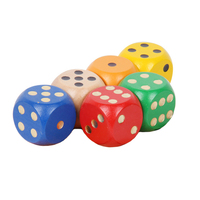 Vente en gros de dés 6 faces colorés de haute qualité 30mm coins arrondis grand dés en bois à bord rond de 1 1/5 "avec points dorés