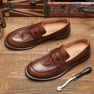 Mocasines británicos Penny Loafers hechos de cuero vacuno de primera calidad, con suelas suaves. Zapatos casuales de cuero hechos a mano para hombre, de una sola pieza y sin cordones. - Product Image 4