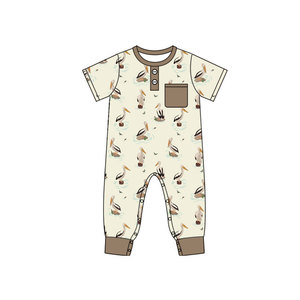 Combinaison pour bébé garçon en coton 95% et élasthanne 5% avec imprimé canards mallards sur chariot de golf, collection été, vente en gros de vêtements pour nouveau-nés - Product Image 5