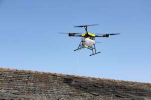 Dron de Limpieza de Ventanas de Alta Presión para Fachadas |   Dron de limpieza de paneles solares con GPS |   Sistema de Limpieza de Techos de Alta Resistencia - Product Image 4