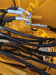 รถขุดมือสอง Komatsu PC220 ขนาด 22 ตัน คุ้มค่า ผลิตในญี่ปุ่น ได้รับการรับรองมาตรฐาน CE พร้อมอุปกรณ์เสริม Thumb, Auger และ Breaker - Product Image 6
