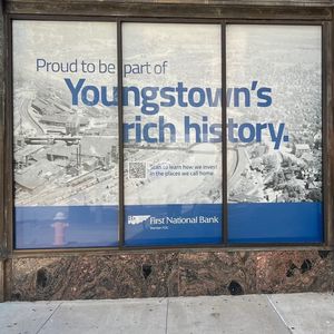 Vente en gros de décalcomanies transparentes pour fenêtre en vinyle pour publicité de porte d'affaires Film autocollants pour fenêtre perforée - Product Image 6