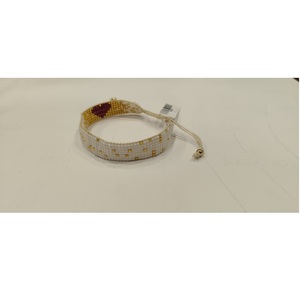 Bracelet artisanal Sstringz en perles Miyuki Delica blanches, dorées métalliques et bordeaux avec motif cœur, bijoux de mode ajustables - Product Image 1