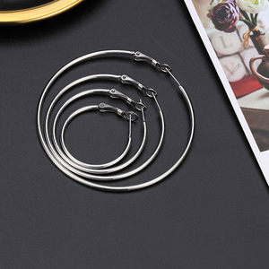Populares Pendientes de Aro Grandes y Delgados de Acero Inoxidable 316L con Baño de Oro PVD para Mujer |   Ligero, Hipoalergénico, Resistente al Agua y Sin Deslustre - Product Image 6