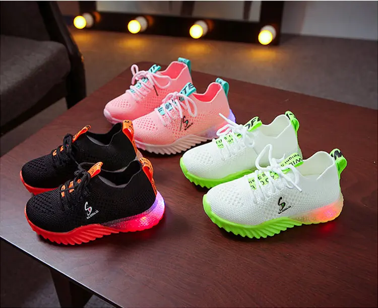 Zapatos luminosos para niños y niñas, zapatillas deportivas con letras, informales, a la moda, de malla, con luz Led