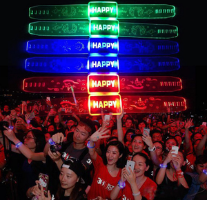 Pulsera Flash LED personalizada que brilla en la noche <span class=keywords><strong>de</strong></span> <span class=keywords><strong>Año</strong></span> Nuevo, banda para la muñeca, suministros para conciertos, Bar y fiesta - Product Image 2