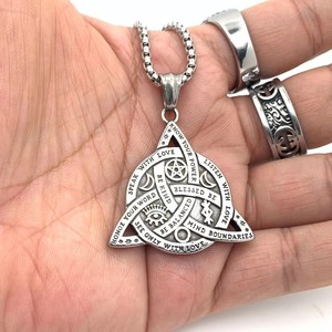 Colgante triangular de acero inoxidable yunnique, diseño geométrico con grabados simbólicos para regalo, joyería de moda - Product Image 2