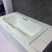 Baignoire à immersion de luxe de style traditionnel en fonte de 1400 mm, à encastrer, avec drain intégré et poignées dorées, pour appartement