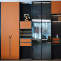 Armoire minimaliste marron avec étagères ouvertes, tiroirs et éclairage LED, meubles de chambre à coucher sur mesure