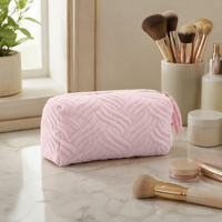 Pochette de maquillage matelassée bleu sarcelle avec fermeture éclair dorée et pompon, trousse de toilette de voyage douce et organisatrice