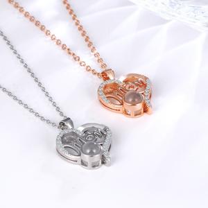 สร้อยคอรูปหัวใจสีทองสำหรับคุณแม่100<span class=keywords><strong>ภาษา</strong></span> 'I Love You' จี้ฉายตัวอักษรสำหรับงานแต่งงาน<span class=keywords><strong>ของ</strong></span>ขวัญวันแม่ - Product Image 3