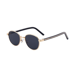 Gafas de Sol Ovaladas Elegantes para Hombre, Montura Negra con Borde Dorado, Protección UV400, Lentes de PC, Montura de Aleación de Cobre, Estilo para Exteriores - Product Image 2