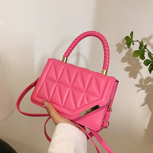 <span class=keywords><strong>Sac</strong></span> carré matelassé, nouveau style automne 2026, <span class=keywords><strong>sac</strong></span> bandoulière simple et tendance, petit <span class=keywords><strong>sac</strong></span> à bandoulière carré classique et unique. - Product Image 3