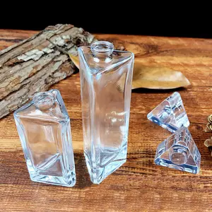China Hersteller heißer Verkauf und schöne quadratische Luxus exquisite Glas Parfüm flasche