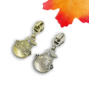 Tiradores/Deslizadores de Cremallera con Forma Personalizada a Precio de Fábrica - Product Image 5