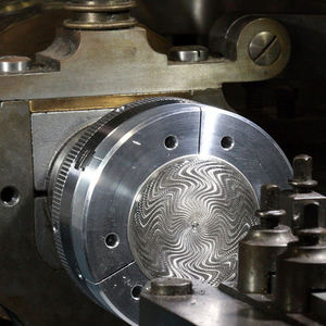 Cadran de montre personnalisé OEM ODM, motif guilloché violet, face métallique effet soleil avec fenêtre de date pour montre mécanique automatique - Product Image 3