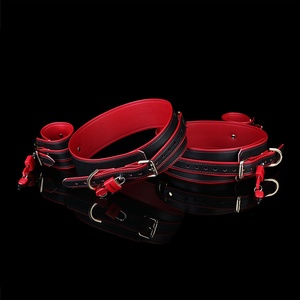 สายรัดข้อเท้าและข้อมือหนังสีแดงดำแบบขายส่ง รุ่น DV9012 พร้อมกุญแจล็อค ผลิตภัณฑ์สำหรับผู้ใหญ่แนวเฟติชและบอนด์เดจ - Product Image 4