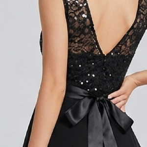 काली राइनस्टोन शाम का गाउन | गोल गर्दन आस्तीन रहित फर्श-लंबाई वाली पोशाक, क्रिस्टल अलंकरण के साथ - Product Image 4