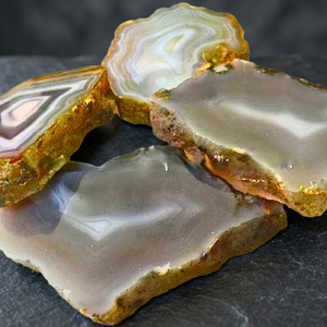 Dalles d'agate naturelle - Figurines de forme irrégulière polies à la main en gros, provenant du Gujarat, pour la décoration intérieure, les tasses à thé/café et l'usage quotidien - Product Image 3
