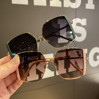 Lunettes de Soleil de Plage à Verres Anti-UV, Lunettes de Soleil Tendance pour Femme, Monture Carrée, Lunettes de Soleil