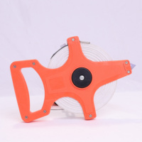 Ruban à mesurer en acier au carbone à bobine ouverte 10m, style cadre portable avec poignée et lumière intégrée pour la topographie