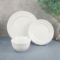 Service de table en porcelaine blanche pure de qualité supérieure avec un design classique en relief pour les mariages et les restaurants