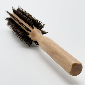 <span class=keywords><strong>Cepillo</strong></span> Redondo de Cerdas de Jabalí con Púas de Nylon y Mango de Madera, Ideal <span class=keywords><strong>para</strong></span> Alisar, Rizar, Dar Volumen y Desenredar <span class=keywords><strong>el</strong></span> Cabello - Product Image 6