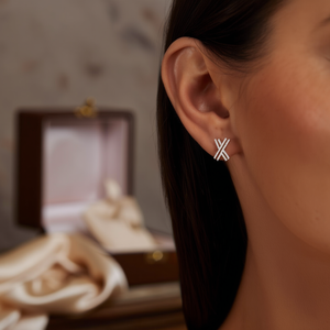 Boucles d'oreilles clous Twinz en forme de X, serties de diamants baguette en argent 925 plaqué or blanc, design géométrique, luxe, usage quotidien, unisexe - Product Image 2