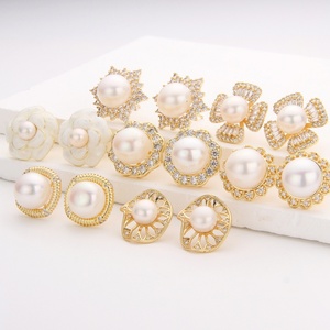 Boucles d'oreilles clous en laiton plaqué or 18 carats avec perles, forme fleur tendance, bijoux pour femme, mariage, mariée, anniversaire - Product Image 6