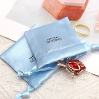 Petit sac Sati à cordon imprimé de logo personnalisé Emballage de paquet de cheveux cadeau de bijoux de luxe Sac pochette anti-poussière en satin de soie bleu