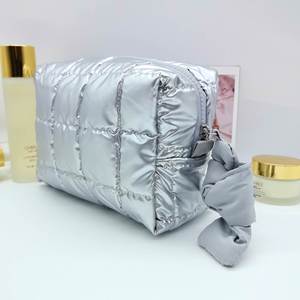 Pochette de maquillage matelassée argentée avec logo personnalisé, grande capacité, organiseur de cosmétiques Cloud, trousse de toilette portable pour femmes - Product Image 3
