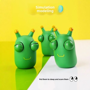 Niedliche, auf den Ball schauende kleine Raupen-Handdrückfigur – Stressabbau-Spielzeug aus Kunststoff für Jungen und Mädchen ab 14 Jahren – Auspack-Artefakt - Product Image 5