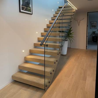 Escalier flottant moderne en bois avec marches décoratives, design international, escalier intérieur invisible en métal massif