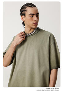 เสื้อยืดแขนสั้นผ้าฝ้ายทรงโอเวอร์ไซส์ปักโลโก้ตามสั่ง พร้อมแผ่นผ้าตกแต่งที่ไหล่ ลายบาติกฟอกสีแบบทำเก่า สำหรับผู้ชาย - Product Image 3