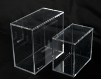 Boîte de protection et de présentation moderne en acrylique transparent personnalisée avec revêtement UV pour booster box