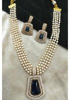 Ensemble de collier long multi-brins perlé de haute qualité avec pendentif en zircon scintillant et collection de boucles d'oreilles assorties de créateur