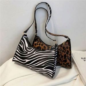 I-0230 Bolso de Mujer Popular con Diseño Novedoso y Moderno, Estampado de Caramelos, de Hombro Único, Portátil, para Verano, Otoño e Invierno, con Cadenas - Product Image 2