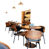 Ensemble de table et de chaises de salle à manger en bois massif italien moderne et durable pour restaurant et hôtel avec emballage standard