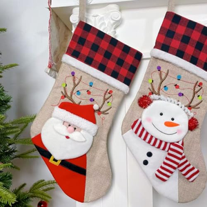 Chaussettes de Noël personnalisées en gros directement de l'usine, échantillon gratuit, chaussettes de Noël à carreaux brodées avec des motifs de rennes, du Père Noël et des bonhommes de neige - Product Image 3