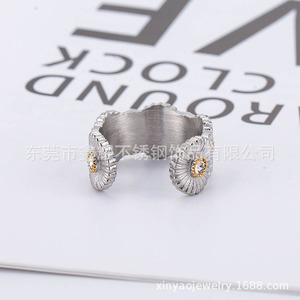 แหวนดอกไม้สแตนเลสสตีลประดับเพชรลายเดซี่สำหรับผู้หญิง สวมใส่ได้ทุกวัน ดีไซน์เปิดหน้า ชุบทอง 18K - Product Image 2