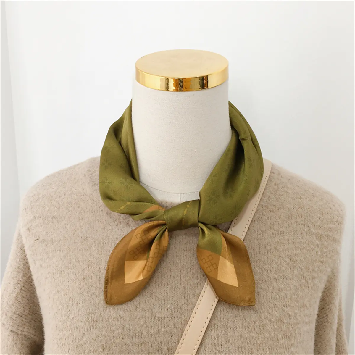 オリーブグリーンポリエステルスクエアスカーフ70 * 70cm春の装飾スカーフ薄いギフトOEMスカーフ